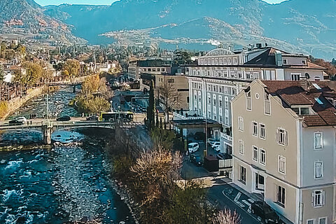 Gro&szlig;z&uuml;gige R&auml;umlichkeiten als Wohnung oder Studio/B&uuml;ro/Praxis im Stadtzentrum von Meran