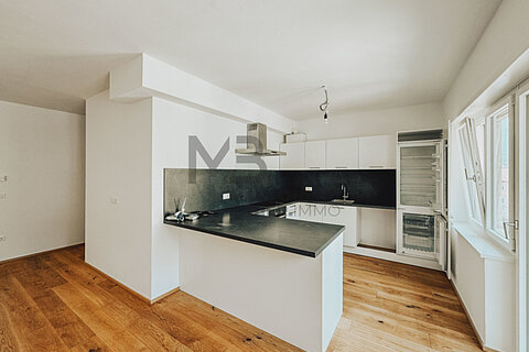 Spazioso appartamento al 3&deg; piano nel centro con bella vista sulla Passeggiata Tappeiner e su Tirolo