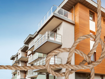 Hausfassade mit gespanntem Seil, das für Bindung auf Immobilie steht