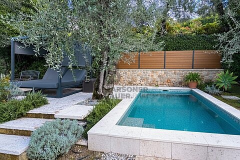 Attico duplex autonomo con oasi verde e vista lago mozzafiato in ottima posizione a Torri del Benaco