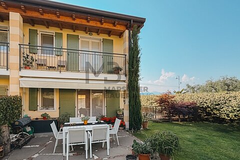 Curata villetta d'angolo in posizione panoramica e centrale con piscina condominiale ad Albisano