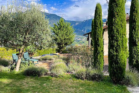 Spazioso appartamento con terrazza panoramica e giardino mediterraneo privato