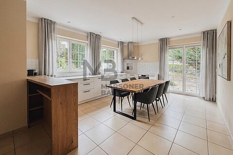 Appartamento signorile su un piano con terrazza panoramica e giardino mediterraneo a Tirolo