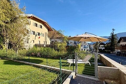 Appartamento trilocale autonomo con interessanti locali accessori e giardino privato a Postal