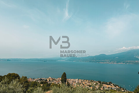 Gepflegtes Eckhaus in Panoramalage mit Gemeinschaftspool in zentraler Lage von Albisano am Gardasee
