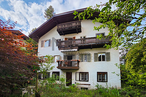 Gesamtes Altbaugeb&auml;ude mit mehreren Wohnungen und charmantem Garten mit Parkblick in Obermais