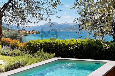 Porzione di villa bifamiliare indipendente con giardino di olivi e vista lago - classe energetica A3