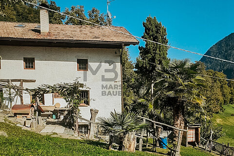 Trilocale al piano terra in edificio tradizionale bifamiliare con terreno e pertinenze all'inizio della Val d'Ultimo